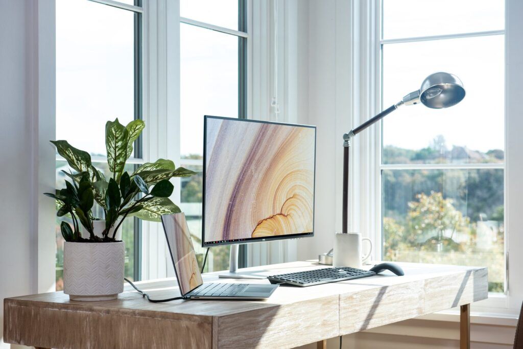 Espacio de trabajo luminoso con ordenador para analizar tendencias de negocio