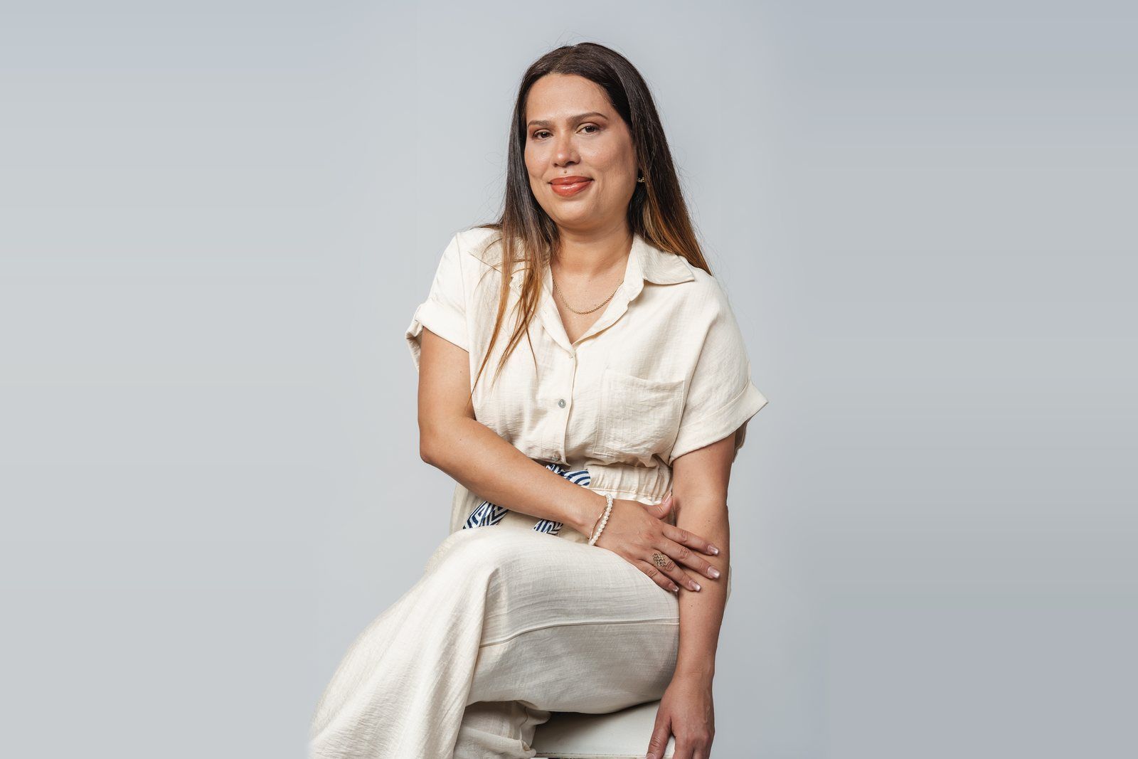 Paula Reynel, mentora estratégica y astro-coach, sentada y sonriendo