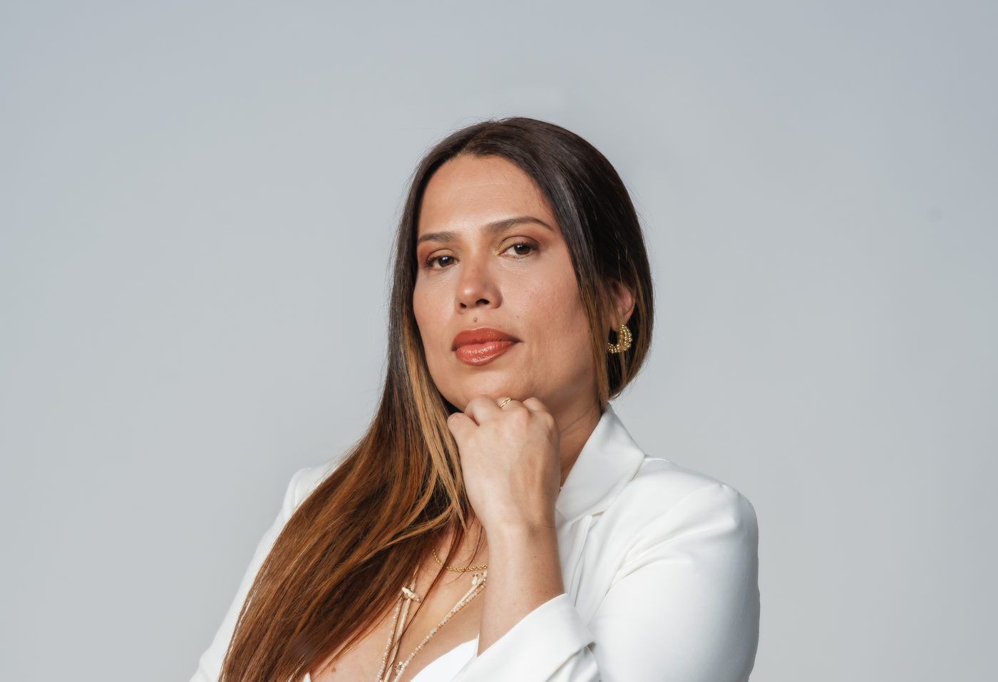 Paula Reynel pensativa, mentora estratégica de negocio
